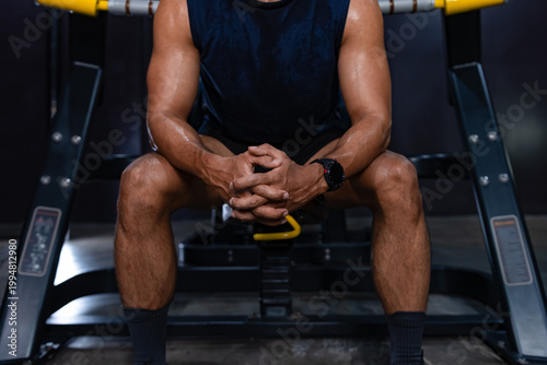 Foto Close Up of Focused Recovery Moment During Gym Training with Hands Clasped