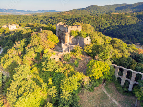 Vista aerea dell’antica Monterano con la chiesa di San Bonaventura. Il set del film Il marchese del Grillo con Alberto Sordi