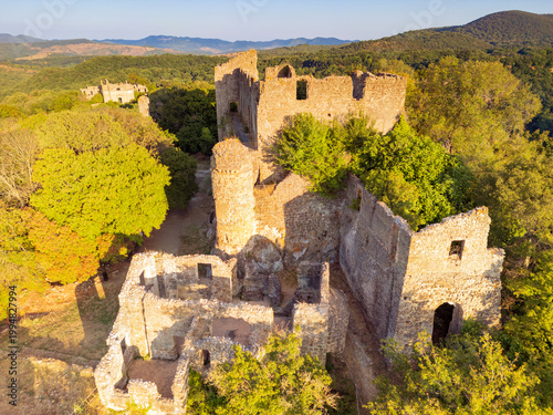Vista aerea dell’antica Monterano con la chiesa di San Bonaventura. Il set del film Il marchese del Grillo con Alberto Sordi