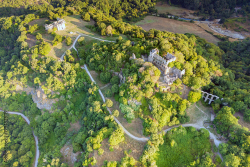 Vista aerea dell’antica Monterano con la chiesa di San Bonaventura. Il set del film Il marchese del Grillo con Alberto Sordi
