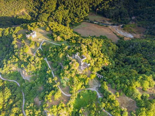 Vista aerea dell’antica Monterano con la chiesa di San Bonaventura. Il set del film Il marchese del Grillo con Alberto Sordi