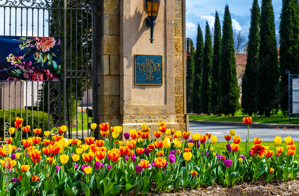 Obraz premium Tulsa, OK, USA - March 10, 2026: Philbrook Museum of Art Entrance in Tulsa Oklahoma