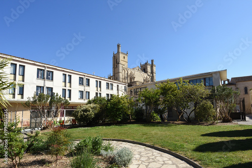 Fotografie Narbonne Cathedral from the Vicomte Gardens, France