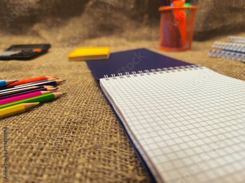 Fotografía An open blank notebook with loose-leaf squared pages on a table.
