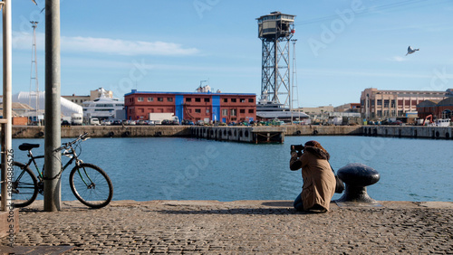 Obraz na płótnie Chica joven haciendo fotografías en el puerto de Barcelona