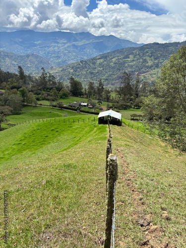 Cerca de alambre con fondo de rancho en potrero y naturaleza 