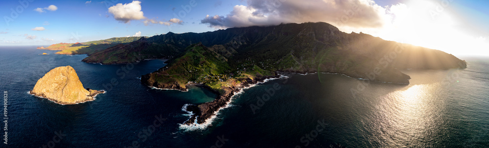 Fototapeta premium Magnifique vue panoramique de l'ile de UA HUKA dans l'archipel des marquises en polynésie francaise au coucher de soleil dans l'axe sud nord 