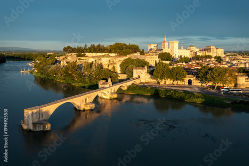Foto Beautiful view of Avignon with famous bridge Saint-Benezet, medieval architecture along the Rhone River in Avignon, France