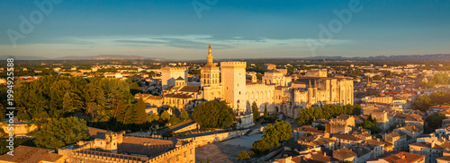 Foto View of Avignon with Palais des Papes during sunset in Southern France
