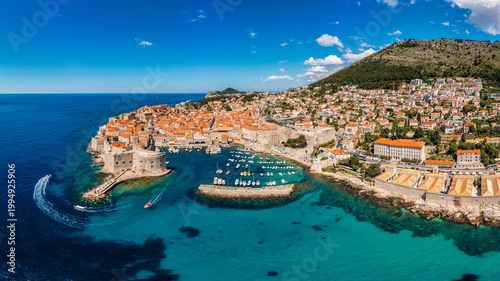 Foto The aerial view of Dubrovnik, a city in southern Croatia fronting the Adriatic Sea, Europe