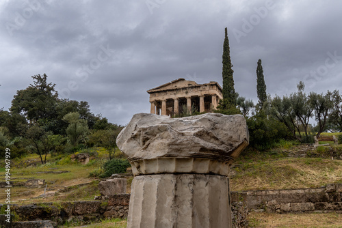Foto Low angle vertical shot of the ancient Doric columns of the Temple of Hephaestus, showing the impressive stone preservation and architectural detail in the Ancient Agora of Athens, Greece