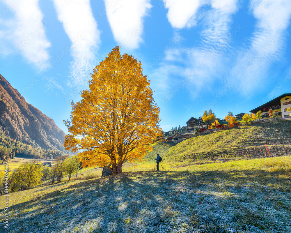 Ταπετσαρία Breathtaking autumn landscape  at Heiligenblut village near Grossglockner mount