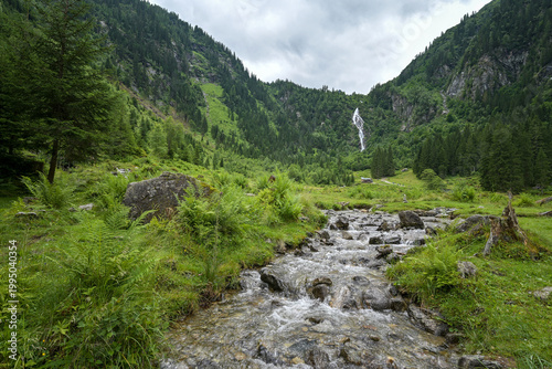 Wasserfall mit Gebirgsbach in der Steiermark / Österreich