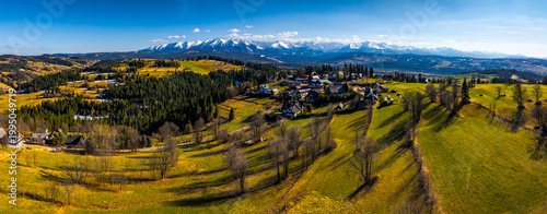 Widok na Tatry z Łapszanki, zdjęcie wykonane z drona w okresie wiosennym