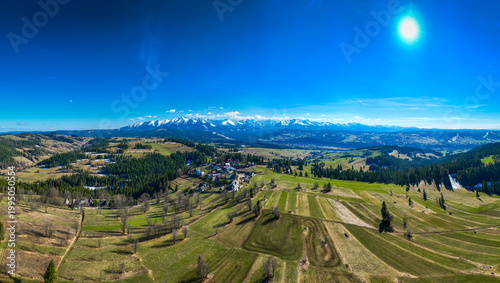 Widok na Tatry z Łapszanki, zdjęcie wykonane z drona w okresie wiosennym