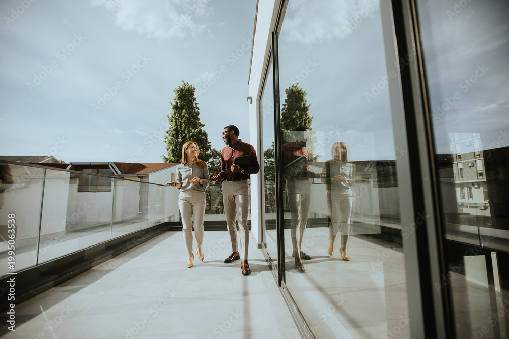Obraz premium Couple enjoying a lovely stroll on a sunlit balcony in the afternoon
