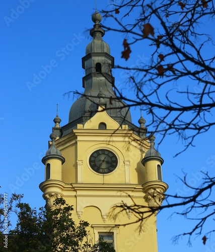östereichischer Kirchturm in typischer Farbe
