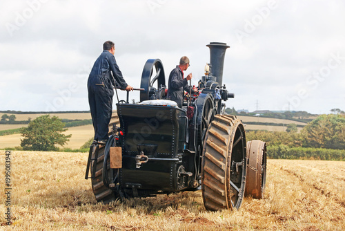 Fotografi Vintage Steam Traction engine in a field