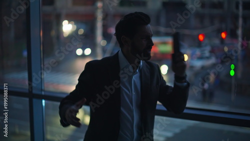 Φωτογραφία Emotional boss conflicting cellphone yelling gesturing in dark office closeup