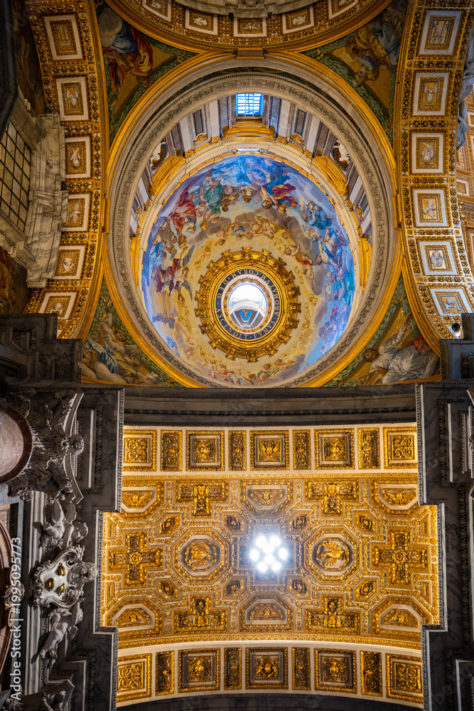 Obraz premium The ceiling of St. Peter's Basilica, a masterpiece of renaissance architecture, in the Vatican is shown