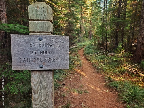 Tableau sur toile Weathered Wooden Sign Marking the Entrance to Mt