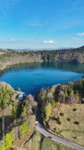 Vue aérienne du lac Pavin en Auvergne entouré de forêt, paysage volcanique naturel 