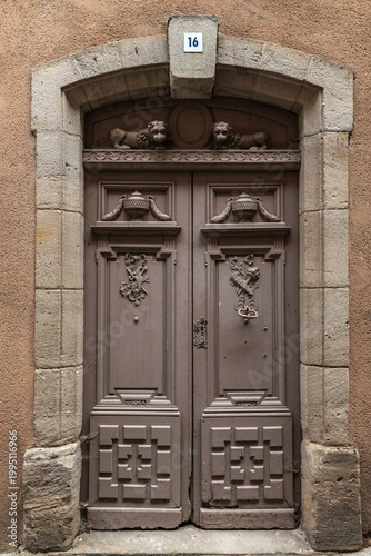 Saint Affrique (Aveyron, Occitanie, France) - Porte pittoresque sculptée