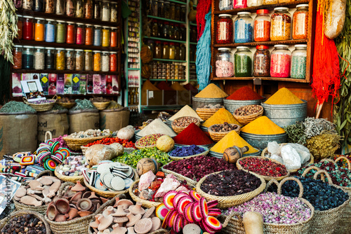 Εκτύπωση καμβά souvenirs and spices on the Jamaa el Fna market in old Medina, Marrakesh, Morocc
