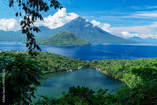 Fotografía Vibrant Tropical View of Laguna Lake and Volcanic Islands in Ternate, North Malu