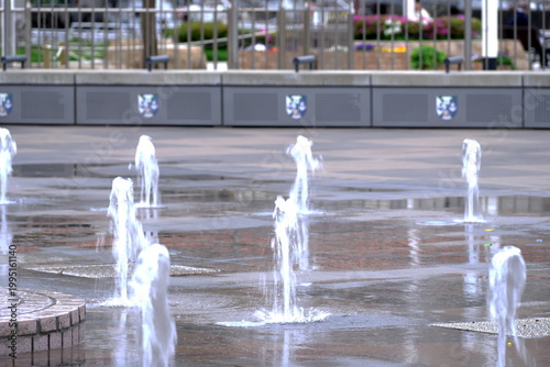 神戸の公園で涼を感じる噴水のダイナミックな水しぶき。都会のオアシスと休日のライフスタイル