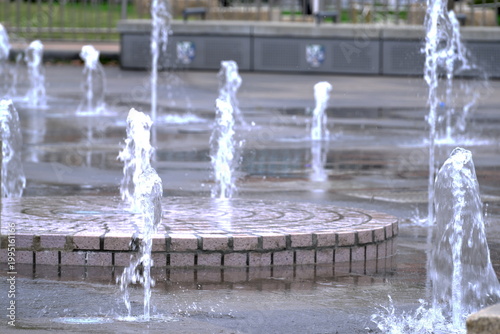神戸の公園で涼を感じる噴水のダイナミックな水しぶき。都会のオアシスと休日のライフスタイル
