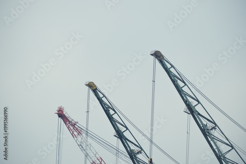 日本, 重工業, 産業, 工業, インフラ, 社会基盤, 物流, 港湾, 港町, クレーン, ガントリークレーン, 巨大構造物, 鉄骨, 建設, 製造業, エンジニアリング, 高度経済成長, 昭和レトロ, ノスタルジー