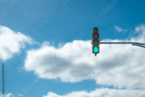 Φωτογραφία green light set in a sunny blue sky