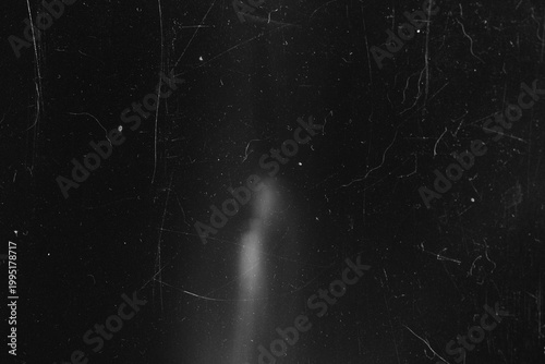 Foto Black and white vintage film texture with heavy scratches and subtle light leak