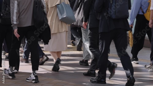 若いビジネスマンの後ろ姿の足元