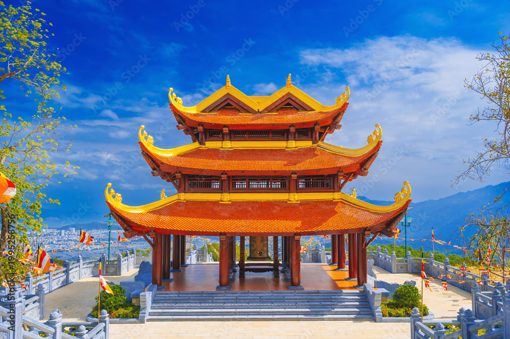 Obraz premium gate at the Vietnamese Buddhist Golden Pagoda Truc Lam Phung Thuy Son on the mountain in Nha Trang city in Vietnam in Asia