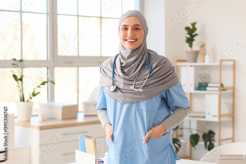 Foto Female Muslim doctor in hijab with stethoscope at hospital