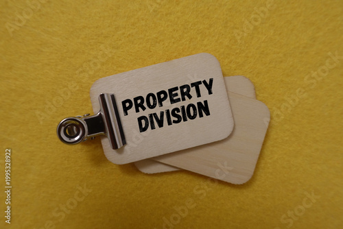 Φωτογραφία Property division label held by office clip