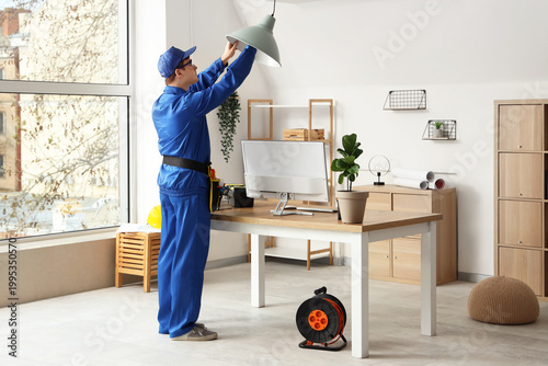 Male electrician changing l...