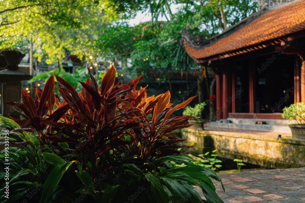 Obraz premium 庭園環境にある寺院の近くの緑の植物
