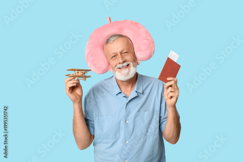Mature man with wooden airp...