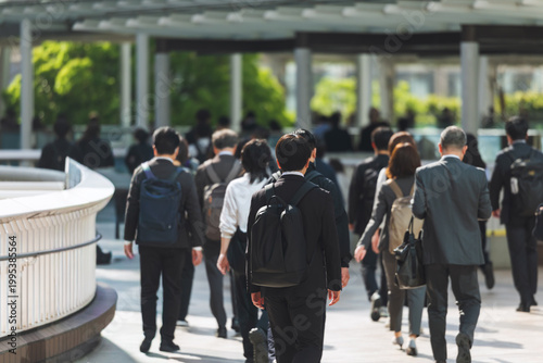 朝、出勤する若い男性の後ろ姿