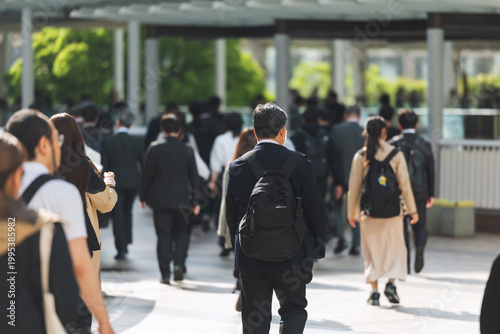 朝、出勤する中年男性の後ろ姿