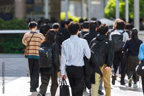 朝、出勤する若い男性の後ろ姿