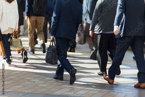 若いビジネスマンの後ろ姿の足元
