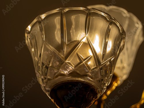 Fotografie elegant vintage crystal glass lamp shade with intricate geometric patterns glowi