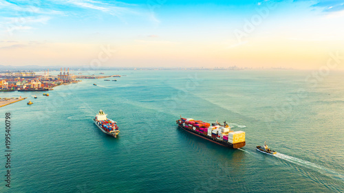 Foto Aerial view of the freight shipping transport system cargo ship container