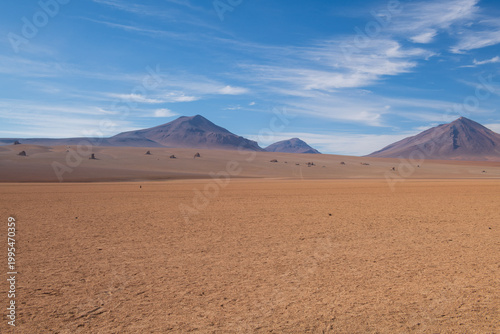 Tableau sur toile Surreal arid landscape of salvador dalí desert with mountain view
