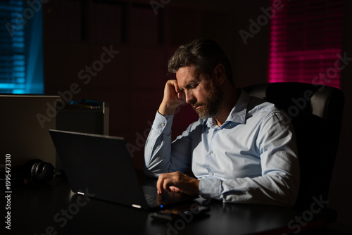 Obraz na plátně Business man using laptop late at night office