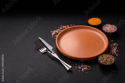 Foto An empty ceramic round plate, kitchen utensils for a dinner table